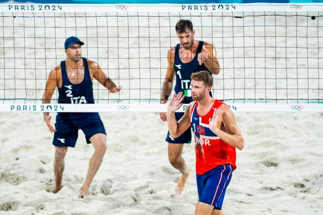 Paris 2024 Summer Olympics Paris, France 20240731 Anders Mol and Christian Sorum from Norway against Alex Ranghieri and Adrian Carambula from Italy in the second match of the group stage in sand volleyball at the Eiffel Tower Stadium during the Paris 2024 Olympics Photo Fredrik Varfjell NTB Paris France EDITORIAL USE ONLY RESTRICTED USE FOR BETTING COMPANIES  Copyright: xFredrikxVarfjellx xNTBx