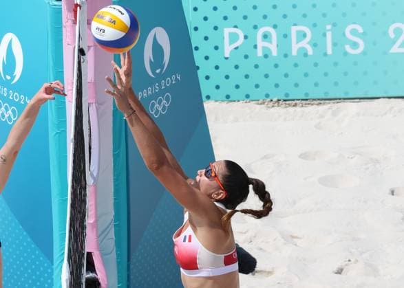 July 31, 2024, Paris, Ile-De-France, France: ALINE CHAMEREAU of France attacks during the Beach volleyball, Beachvolleyball Women s Preliminary Phase Pool C match at the Paris 2024 Olympic Games, Olympische Spiele, Olympia, OS in Eiffel Tower Stadium in Paris, France Paris France - ZUMAc179 20240731_oly_c179_104 Copyright: xMickaelxChavetx