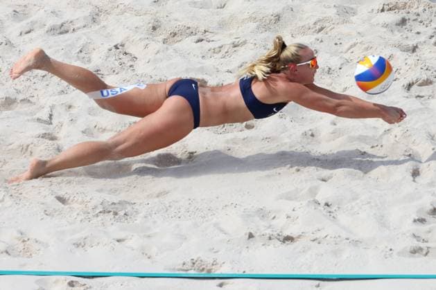 July 31, 2024, Paris, Ile-De-France, France: SARA HUGHES of the United States team Sara Hughes Kelly Cheng dives for the ball against the French team of Clemence Viera Aline Chamereau during Beach volleyball, Beachvolleyball Women s Preliminary Phase Pool C match at the Paris 2024 Olympic Games, Olympische Spiele, Olympia, OS in Eiffel Tower Stadium in Paris, France. Team Hughes Cheng won 2:0. Paris France - ZUMAc179 20240731_oly_c179_081 Copyright: xMickaelxChavetx