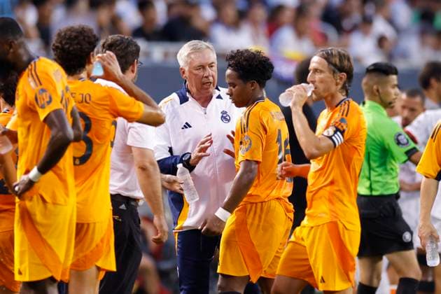CHICAGO, IL - JULY 31: Real Madrid head coach Carlo Ancelotti talks to Endrick 16 during the preseason friendly against AC Milan on July 31, 2024 at Soldier Field in Chicago, Illinois. (Photo by Joe Robbins Icon Sportswire) SOCCER: JUL 31 Soccer Champions Tour Real Madrid vs AC Milan EDITORIAL USE ONLY Icon573240731003