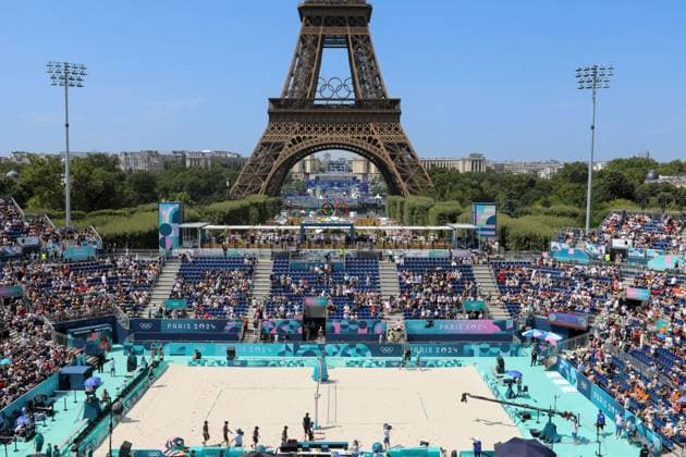 July 31, 2024, Paris, Ile-De-France, France: Beach volleyball, Beachvolleyball Women s Preliminary Phase Pool C match between Sara HUGHES and Kelly CHENG of United States against Clemence VIEIRA and Aline CHAMEREAU of Franceat the Paris 2024 Olympic Games, Olympische Spiele, Olympia, OS in Eiffel Tower Stadium in Paris, France Paris France - ZUMAc179 20240731_oly_c179_114 Copyright: xMickaelxChavetx