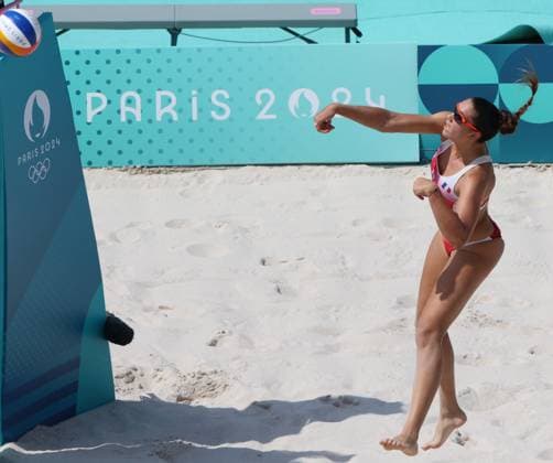 July 31, 2024, Paris, Ile-De-France, France: ALINE CHAMEREAU of France attacks during the Beach volleyball, Beachvolleyball Women s Preliminary Phase Pool C match at the Paris 2024 Olympic Games, Olympische Spiele, Olympia, OS in Eiffel Tower Stadium in Paris, France Paris France - ZUMAc179 20240731_oly_c179_108 Copyright: xMickaelxChavetx