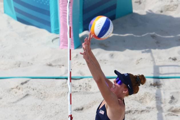 July 31, 2024, Paris, Ile-De-France, France: KELLY CHENG of United States tries to block during the Beach volleyball, Beachvolleyball Women s Preliminary Phase Pool C match at the Paris 2024 Olympic Games, Olympische Spiele, Olympia, OS in Eiffel Tower Stadium in Paris, France Paris France - ZUMAc179 20240731_oly_c179_093 Copyright: xMickaelxChavetx