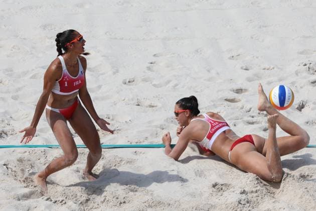 July 31, 2024, Paris, Ile-De-France, France: Clemence VIEIRA and Aline CHAMEREAU of Francea are defeated by Sara HUGHES and Kelly CHENG of United States at the Beach volleyball, Beachvolleyball Women s Preliminary Phase Pool C match at the Paris 2024 Olympic Games, Olympische Spiele, Olympia, OS in Eiffel Tower Stadium in Paris, France Paris France - ZUMAc179 20240731_oly_c179_094 Copyright: xMickaelxChavetx