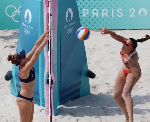 July 31, 2024, Paris, Ile-De-France, France: ALINE CHAMEREAU of France attacks during the Beach volleyball, Beachvolleyball Women s Preliminary Phase Pool C match at the Paris 2024 Olympic Games, Olympische Spiele, Olympia, OS in Eiffel Tower Stadium in Paris, France Paris France - ZUMAc179 20240731_oly_c179_096 Copyright: xMickaelxChavetx
