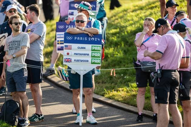 240801 A volunteer with a sign in men s individual golf round 1 during day 6 of the Paris 2024 Olympic Games on August 1, 2024 in Paris Photo Ludvig Thunman BILDBYRAN kod LT LT0653 golf olympic games olympics os ol olympiska spel olympiske leker paris 2024 paris os paris ol 6 bbeng  Copyright: LUDVIGxTHUNMAN BB240801LT004