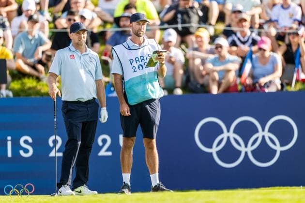 240801 Alex NorÃ n of Sweden with his caddie in men s individual golf round 1 during day 6 of the Paris 2024 Olympic Games on August 1, 2024 in Paris Photo Ludvig Thunman BILDBYRAN code LT LT0653 golf olympic games olympics os ol olympiska spel olympiske leker paris 2024 paris os paris ol 6 bbeng  Copyright: LUDVIGxTHUNMAN BB240801LT012