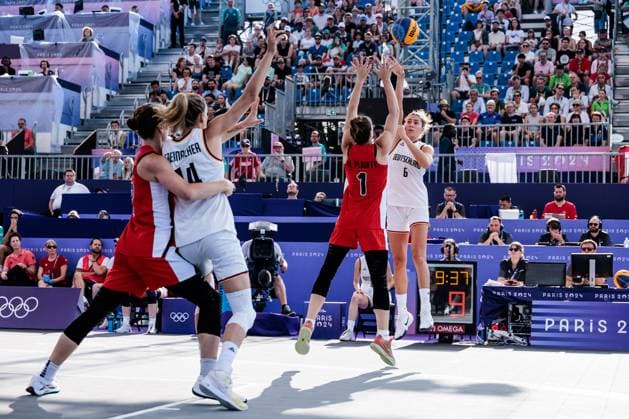 FRA, Paris, Olympic Games Paris 2024, 01 08 2024, 3x3 Basketball Women Germany Canada, La Concorde 1 Michelle Plouffe Canada, 1 , Marie Reichert Germany, 6 in the throw Copyright: HMBxMedia SteffiexWunderl