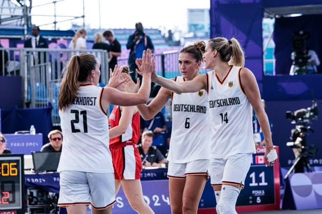 FRA, Paris, Olympic Games Paris 2024, 01 08 2024, 3x3 Basketball Women Germany Canada, La Concorde 1 The German women clap off Svenja Brunckhorst Germany, 21 , Marie Reichert Germany, 6 , Sonja Greinacher Germany, 14 Copyright: HMBxMedia SteffiexWunderl