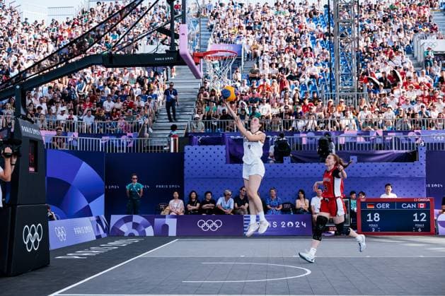 FRA, Paris, Olympic Games Paris 2024, 01 08 2024, 3x3 Basketball Women Germany Canada, La Concorde 1 Elisa Mevius Germany, 8 in the throw, Kacie Bosch Canada, 4 Copyright: HMBxMedia SteffiexWunderl