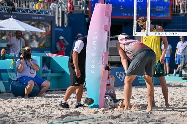 Olympic Games Beach Volleyball Paris 01 08 2024 Preliminary round, Men, GER AUS, Clemens Wickler 2, GER , trips over microphone on net post and injures himself slightly, gets upset, pulls the microphone out of the sand and throws it to the side Copyright: xBEAUTIFULxSPORTS TomxBlochx