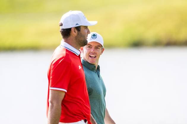 240801 Scottie Scheffler of USA and Rory McIlroy of Ireland compete in men s individual golf round 1 during day 6 of the Paris 2024 Olympic Games on August 1, 2024 in Paris Photo Ludvig Thunman BILDBYRAN code LT LT0653 golf olympic games olympics os ol olympiska spelen olympiske leker paris 2024 paris os paris ol 6 bbeng irland ireland usa  Copyright: LUDVIGxTHUNMAN BB240801LT044
