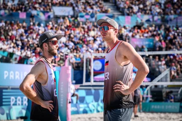 01 08 2024, Paris, Eiffel Tower Stadium Beach volleyball, Olympic Games, preliminary round Clemens Wickler left and Nils Ehlers GER pensive