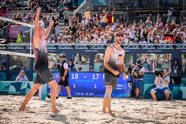 01 08 2024, Paris, Eiffel Tower Stadium Beach volleyball, Olympic Games, preliminary round Nils Ehlers left and Clemens Wickler GER cheering after winning match point