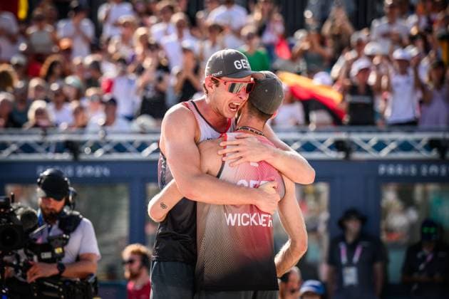 01 08 2024, Paris, Eiffel Tower Stadium Beach volleyball, Olympic Games, preliminary round Nils Ehlers left and Clemens Wickler GER cheering after winning match point