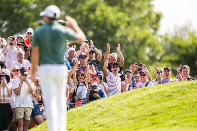 240801 Spectators celebrate at Rory McIlroy of Ireland in men s individual golf round 1 during day 6 of the Paris 2024 Olympic Games on August 1, 2024 in Paris Photo Ludvig Thunman BILDBYRAN kod LT LT0653 golf olympic games olympics os ol olympiska spelen olympiske leker paris 2024 paris os paris ol 6 bbeng irland ireland public jubel  Copyright: LUDVIGxTHUNMAN BB240801LT063