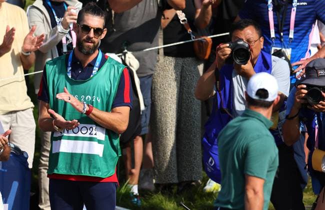 Paris 2024 Olympic Games, Olympische Spiele, Olympia, OS Le Golf National, Guyancourt, Paris, France 1 8 2024 23 time gold medal winning USA swimmer Michael Phelps applauds as Ireland™s Rory McIlroy takes to the 1st tee 23 time gold medal winning USA swimmer Michael Phelps applauds as Rory McIlroy takes to the 1st tee 1 8 2024  Copyright: x INPHO JamesxCrombiex JRH25587