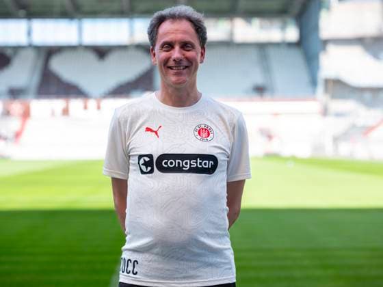Team doctor Dr Volker Carrero St Pauli 31 07 24, Hamburg, FC St Pauli 1910, 1 Fussball Bundesliga, 1 Liga, DFL, Saison 2024 2025, und Portraittermin REGULATIONS PROHIBIT ANY USE OF PHOTOGRAPHS as IMAGE SEQUENCES and or QUASI VIDEO Â