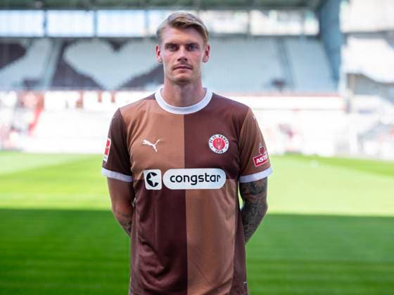 Eric Smith St Pauli 31 07 24, Hamburg, FC St Pauli 1910, 1 Fussball Bundesliga, 1 Liga, DFL, Saison 2024 2025, und Portraittermin REGULATIONS PROHIBIT ANY USE OF PHOTOGRAPHS as IMAGE SEQUENCES and or QUASI VIDEO Â