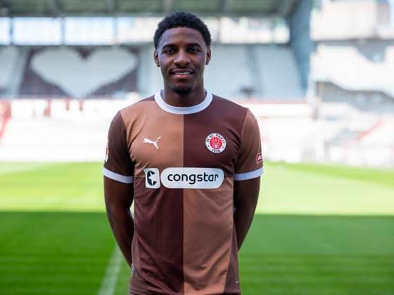 Oladapo Afolayan St Pauli 31 07 24, Hamburg, FC St Pauli 1910, 1 Fussball Bundesliga, 1 Liga, DFL, Saison 2024 2025, und Portraittermin REGULATIONS PROHIBIT ANY USE OF PHOTOGRAPHS as IMAGE SEQUENCES and or QUASI VIDEO Â