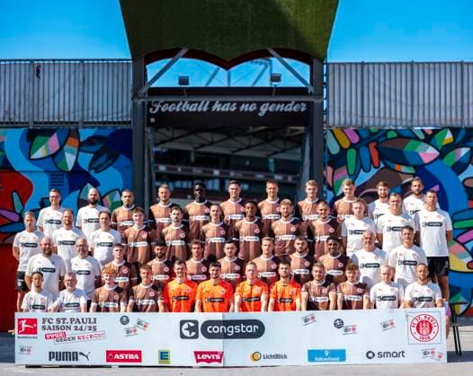 Back row from l n r Dominik Körner Physiotherapist , Frederic Bokelmann Rehab Coach , Maurides Roque Junior, Hauke Wahl, Muhammad Dahaba, Andreas Albers, Karol Mets, Eric Smith, David Nemeth, Jonas Wömmel Team Manager , Ole Marschall Match Analyst Third row from l n r James Morgan Performance Management Head of Prevention, Physiotherapy Rehabilitation , Jan Altmeyer Physiotherapist , Dr Volker Carrero Team Doctor , Scott Banks, Connor Metcalfe, Jackson Irvine, Morgan Guilavogui, Carlo Boukhalfa, Adam DźwigaÅa, Marius Abraham Physiotherapist , Sven Van Der Jeugt Goalkeeper Coach , Thomas Barth Athletic Trainer Second row from l n r Thorge Düwer Equipment Manager , Dr. Sebastian Schneider Team doctor , Fin Stevens, Elias Saad, Simon Zoller, Manolis Saliakas, Johannes Eggestein, Danel Sinani, Oladapo Afolayan, Peter Nà meth Co coach , Alexander Blessin Head coach Front row from l n r Kenta Kambara Equipment manager , Siegmar Krahl Equipment manager , Robert Wagner, Erik Ahlstrand, Sören Ahlers, Nikola Vasilj, Sascha Burchert, Ben Voll, Lars Ritzka, Philipp Treu, Sami Pierau Match Analyst , Karim Rashwan Athletic Trainer 31 07 24, Hamburg, FC St Pauli 1910, 1 Fussball Bundesliga, 1 Liga, DFL, Saison 2024 2025, und Portraittermin REGULATIONS PROHIBIT ANY USE OF PHOTOGRAPHS as IMAGE SEQUENCES and or QUASI VIDEO Â