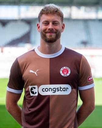 Carlo Boukhalfa St Pauli 31 07 24, Hamburg, FC St Pauli 1910, 1 Fussball Bundesliga, 1 Liga, DFL, Saison 2024 2025, und Portraittermin REGULATIONS PROHIBIT ANY USE OF PHOTOGRAPHS as IMAGE SEQUENCES and or QUASI VIDEO Â
