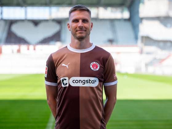 Karol Mets St Pauli 31 07 24, Hamburg, FC St Pauli 1910, 1 Fussball Bundesliga, 1 Liga, DFL, Saison 2024 2025, und Portraittermin REGULATIONS PROHIBIT ANY USE OF PHOTOGRAPHS as IMAGE SEQUENCES and or QUASI VIDEO Â