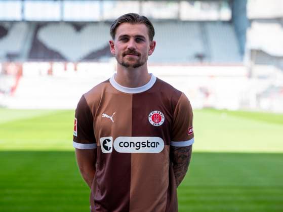 Connor Metcalfe St Pauli 31 07 24, Hamburg, FC St Pauli 1910, 1 Fussball Bundesliga, 1 Liga, DFL, Saison 2024 2025, und Portraittermin REGULATIONS PROHIBIT ANY USE OF PHOTOGRAPHS as IMAGE SEQUENCES and or QUASI VIDEO Â