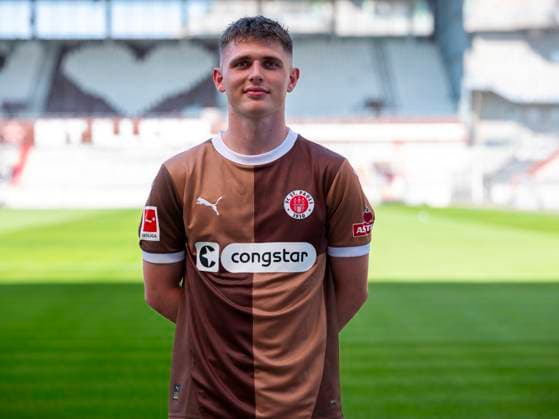 Fin Stevens St Pauli 31 07 24, Hamburg, FC St Pauli 1910, 1 Fussball Bundesliga, 1 Liga, DFL, Saison 2024 2025, und Portraittermin REGULATIONS PROHIBIT ANY USE OF PHOTOGRAPHS as IMAGE SEQUENCES and or QUASI VIDEO Â