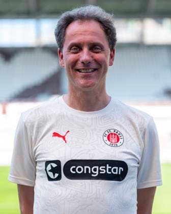 Team doctor Dr Volker Carrero St Pauli 31 07 24, Hamburg, FC St Pauli 1910, 1 Fussball Bundesliga, 1 Liga, DFL, Saison 2024 2025, und Portraittermin REGULATIONS PROHIBIT ANY USE OF PHOTOGRAPHS as IMAGE SEQUENCES and or QUASI VIDEO Â