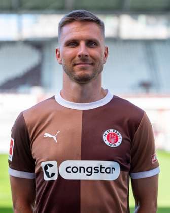 Karol Mets St Pauli 31 07 24, Hamburg, FC St Pauli 1910, 1 Fussball Bundesliga, 1 Liga, DFL, Saison 2024 2025, und Portraittermin REGULATIONS PROHIBIT ANY USE OF PHOTOGRAPHS as IMAGE SEQUENCES and or QUASI VIDEO Â