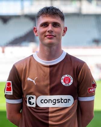 Fin Stevens St Pauli 31 07 24, Hamburg, FC St Pauli 1910, 1 Fussball Bundesliga, 1 Liga, DFL, Saison 2024 2025, und Portraittermin REGULATIONS PROHIBIT ANY USE OF PHOTOGRAPHS as IMAGE SEQUENCES and or QUASI VIDEO Â