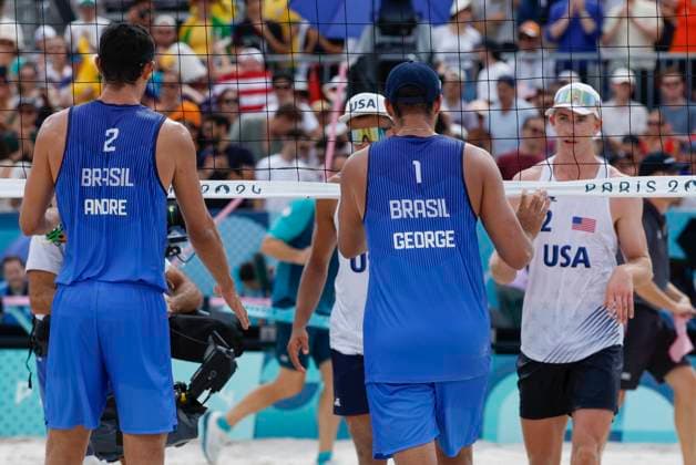 Brazilians George Souto Maior (R) and Andre Loyola (L) against US Miles Partain and Andrew Benesh during the men s beach voley preliminary phase Pool D within the Paris 2024 Olympic Games, Olympische Spiele, Olympia, OS 01 August 2024 in Paris, France. Men s Beach voley Brazil vs US !ACHTUNG: NUR REDAKTIONELLE NUTZUNG!  Copyright: xJulioxMunozx EVE8675 20240801-55014308164_1