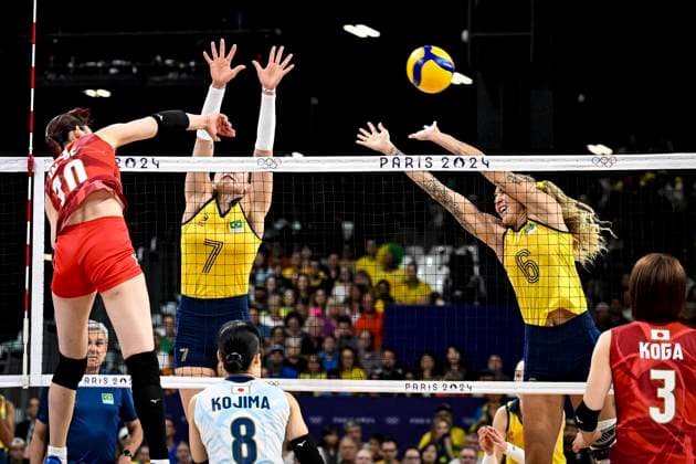 Roberta Ratzke and Thaisa Menezes of Brazil during the womens volleyball match between Brazil and Japan at the Olympic Games, Olympische Spiele, Olympia, OS Paris 2024 at South Paris Arena in Paris, France. (Richard Callis SPP) Copyright: xRichardxCallis SPPx spp-en-RiCa-RM4_richiecallis_0108-2008
