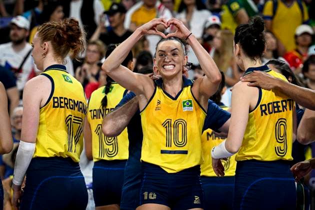 Gabriela Guimaraes, Gabi, of Brazil celebrates with heart after winning the womens volleyball match between Brazil and Japan at the Olympic Games, Olympische Spiele, Olympia, OS Paris 2024 at South Paris Arena in Paris, France. (Richard Callis SPP) Copyright: xRichardxCallis SPPx spp-en-RiCa-RM4_richiecallis_0108-1181