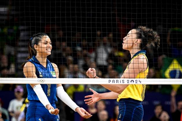 Gabriela Guimaraes, Gabi celebrates with Nyeme Costa of Brazil during the womens volleyball match between Brazil and Japan at the Olympic Games, Olympische Spiele, Olympia, OS Paris 2024 at South Paris Arena in Paris, France. (Richard Callis SPP) Copyright: xRichardxCallis SPPx spp-en-RiCa-RM4_richiecallis_0108-3266