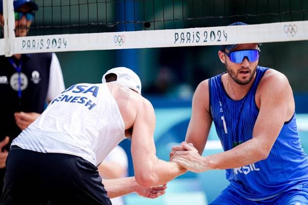 Paris 2024 - Men’s Beach Volley Andrew Benesh of USA and George of Team Brazil during the Paris 2024 Olympic Games, Olympische Spiele, Olympia, OS at the Eiffel Tower Stadium, in Paris, France on August 1, 2024. Photo by Julien Poupart ABACAPRESS.COM Paris France  Copyright: xPoupartxJulien ABACAx