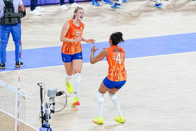 2024-08-01 Volleybal - Olympic Games, Olympische Spiele, Olympia, OS Paris 2024 - Day 6 PARIS, FRANCE - AUGUST 1: Jolien Knollema of the Netherlands cheering, Celeste Plak of the Netherlands during the Volleybal - Olympic Games Paris 2024 match between Italy and Netherlands on Day 6 at Paris Arena on August 1, 2024 in Paris, France. (Photo by Andre Weening BSR Agency) Paris France Content not available for redistribution in The Netherlands directly or indirectly through any third parties. Copyright: xBSRxAgencyx