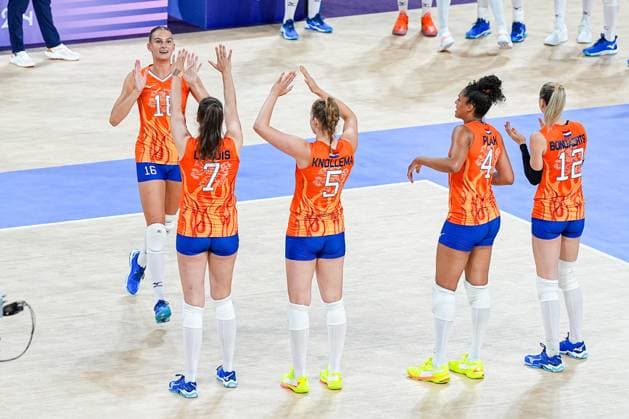 2024-08-01 Volleybal - Olympic Games, Olympische Spiele, Olympia, OS Paris 2024 - Day 6 PARIS, FRANCE - AUGUST 1: Indy Baijens of the Netherlands cheering, Juliet Lohuis of the Netherlands, Jolien Knollema of the Netherlands, Celeste Plak of the Netherlands during the Volleybal - Olympic Games Paris 2024 match between Italy and Netherlands on Day 6 at Paris Arena on August 1, 2024 in Paris, France. (Photo by Andre Weening BSR Agency) Paris France Content not available for redistribution in The Netherlands directly or indirectly through any third parties. Copyright: xBSRxAgencyx