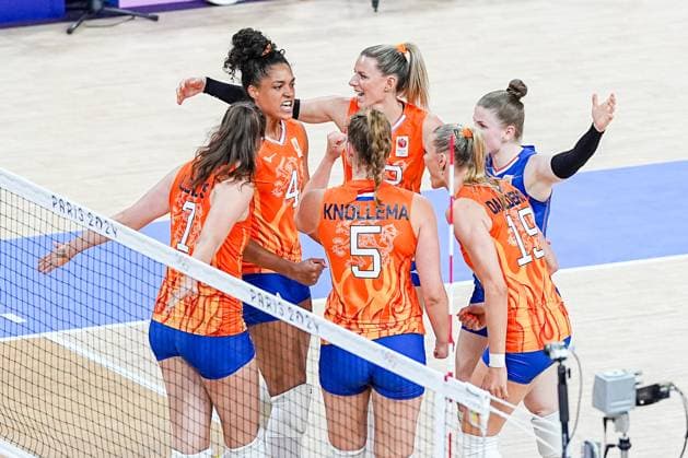 2024-08-01 Volleybal - Olympic Games, Olympische Spiele, Olympia, OS Paris 2024 - Day 6 PARIS, FRANCE - AUGUST 1: Juliet Lohuis of the Netherlands, Celeste Plak of the Netherlands, Britt Bongaerts of the Netherlands, Jolien Knollema of the Netherlands, Florien Reesink of the Netherlands cheering during the Volleybal - Olympic Games Paris 2024 match between Italy and Netherlands on Day 6 at Paris Arena on August 1, 2024 in Paris, France. (Photo by Andre Weening BSR Agency) Paris France Content not available for redistribution in The Netherlands directly or indirectly through any third parties. Copyright: xBSRxAgencyx