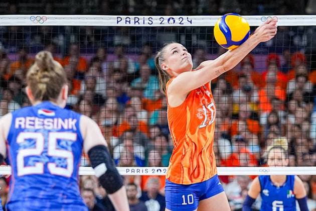 2024-08-01 Volleybal - Olympic Games, Olympische Spiele, Olympia, OS Paris 2024 - Day 6 PARIS, FRANCE - AUGUST 1: Sarah van Aalen of the Netherlands hits the ball during the Volleybal - Olympic Games Paris 2024 match between Italy and Netherlands on Day 6 at Paris Arena on August 1, 2024 in Paris, France. (Photo by Andre Weening BSR Agency) Paris France Content not available for redistribution in The Netherlands directly or indirectly through any third parties. Copyright: xBSRxAgencyx