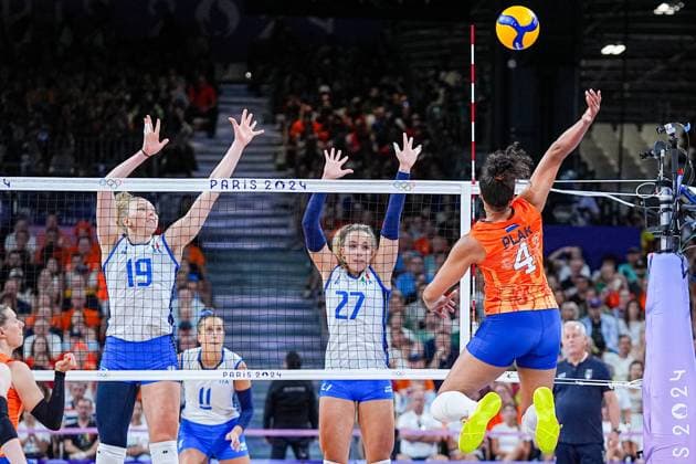 2024-08-01 Volleybal - Olympic Games, Olympische Spiele, Olympia, OS Paris 2024 - Day 6 PARIS, FRANCE - AUGUST 1: Sarah Luisa Fahr of Italy, Gaia Giovannini of Italy, Celeste Plak of the Netherlands hits the ball during the Volleybal - Olympic Games Paris 2024 match between Italy and Netherlands on Day 6 at Paris Arena on August 1, 2024 in Paris, France. (Photo by Andre Weening BSR Agency) Paris France Content not available for redistribution in The Netherlands directly or indirectly through any third parties. Copyright: xBSRxAgencyx