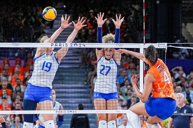 2024-08-01 Volleybal - Olympic Games, Olympische Spiele, Olympia, OS Paris 2024 - Day 6 PARIS, FRANCE - AUGUST 1: Sarah Luisa Fahr of Italy, Gaia Giovannini of Italy, Celeste Plak of the Netherlands hits the ball during the Volleybal - Olympic Games Paris 2024 match between Italy and Netherlands on Day 6 at Paris Arena on August 1, 2024 in Paris, France. (Photo by Andre Weening BSR Agency) Paris France Content not available for redistribution in The Netherlands directly or indirectly through any third parties. Copyright: xBSRxAgencyx