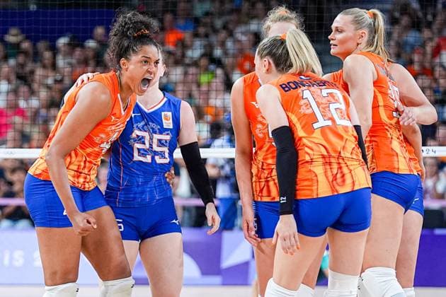 2024-08-01 Volleybal - Olympic Games, Olympische Spiele, Olympia, OS Paris 2024 - Day 6 PARIS, FRANCE - AUGUST 1: Celeste Plak of the Netherlands, Jolien Knollema of the Netherlands, Britt Bongaerts of the Netherlands, Nika Daalderop of the Netherlands celebrating during the Volleybal - Olympic Games Paris 2024 match between Italy and Netherlands on Day 6 at Paris Arena on August 1, 2024 in Paris, France. (Photo by Andre Weening BSR Agency) Paris France Content not available for redistribution in The Netherlands directly or indirectly through any third parties. Copyright: xBSRxAgencyx