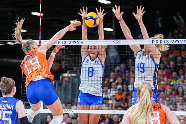 2024-08-01 Volleybal - Olympic Games, Olympische Spiele, Olympia, OS Paris 2024 - Day 6 PARIS, FRANCE - AUGUST 1: Nika Daalderop of the Netherlands throws the ball, Alessia Orro of Italy, Sarah Luisa Fahr of Italy during the Volleybal - Olympic Games Paris 2024 match between Italy and Netherlands on Day 6 at Paris Arena on August 1, 2024 in Paris, France. (Photo by Andre Weening BSR Agency) Paris France Content not available for redistribution in The Netherlands directly or indirectly through any third parties. Copyright: xBSRxAgencyx