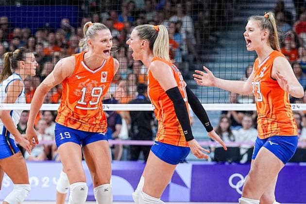 2024-08-01 Volleybal - Olympic Games, Olympische Spiele, Olympia, OS Paris 2024 - Day 6 PARIS, FRANCE - AUGUST 1: Nika Daalderop of the Netherlands, Britt Bongaerts of the Netherlands, Eline Timmerman of the Netherlands celebrating during the Volleybal - Olympic Games Paris 2024 match between Italy and Netherlands on Day 6 at Paris Arena on August 1, 2024 in Paris, France. (Photo by Andre Weening BSR Agency) Paris France Content not available for redistribution in The Netherlands directly or indirectly through any third parties. Copyright: xBSRxAgencyx