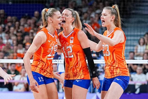 2024-08-01 Volleybal - Olympic Games, Olympische Spiele, Olympia, OS Paris 2024 - Day 6 PARIS, FRANCE - AUGUST 1: Nika Daalderop of the Netherlands, Britt Bongaerts of the Netherlands, Eline Timmerman of the Netherlands celebrating during the Volleybal - Olympic Games Paris 2024 match between Italy and Netherlands on Day 6 at Paris Arena on August 1, 2024 in Paris, France. (Photo by Andre Weening BSR Agency) Paris France Content not available for redistribution in The Netherlands directly or indirectly through any third parties. Copyright: xBSRxAgencyx
