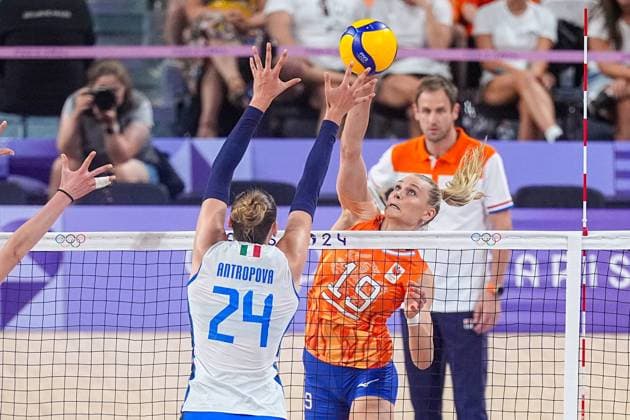 2024-08-01 Volleybal - Olympic Games, Olympische Spiele, Olympia, OS Paris 2024 - Day 6 PARIS, FRANCE - AUGUST 1: Nika Daalderop of the Netherlands throws the ball, Ekaterina Antropova of Italy deflecting during the Volleybal - Olympic Games Paris 2024 match between Italy and Netherlands on Day 6 at Paris Arena on August 1, 2024 in Paris, France. (Photo by Andre Weening BSR Agency) Paris France Content not available for redistribution in The Netherlands directly or indirectly through any third parties. Copyright: xBSRxAgencyx