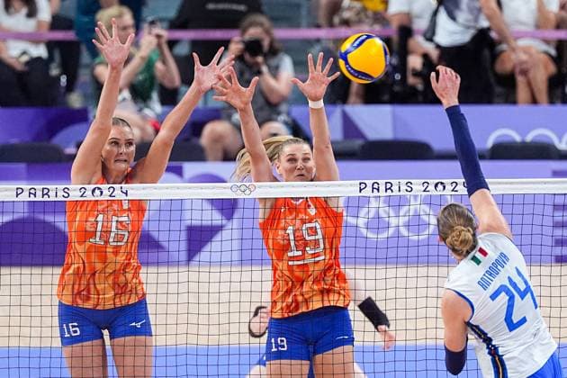 2024-08-01 Volleybal - Olympic Games, Olympische Spiele, Olympia, OS Paris 2024 - Day 6 PARIS, FRANCE - AUGUST 1: Ekaterina Antropova of Italy throws the ball, Juliet Lohuis of the Netherlands and Nika Daalderop of the Netherlands blocking the ball during the Volleybal - Olympic Games Paris 2024 match between Italy and Netherlands on Day 6 at Paris Arena on August 1, 2024 in Paris, France. (Photo by Andre Weening BSR Agency) Paris France Content not available for redistribution in The Netherlands directly or indirectly through any third parties. Copyright: xBSRxAgencyx