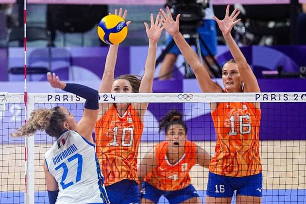 2024-08-01 Volleybal - Olympic Games, Olympische Spiele, Olympia, OS Paris 2024 - Day 6 PARIS, FRANCE - AUGUST 1: Gaia Giovannini of Italy throws the ball, Sarah van Aalen of the Netherlands, Indy Baijens of the Netherlands blocking during the Volleybal - Olympic Games Paris 2024 match between Italy and Netherlands on Day 6 at Paris Arena on August 1, 2024 in Paris, France. (Photo by Andre Weening BSR Agency) Paris France Content not available for redistribution in The Netherlands directly or indirectly through any third parties. Copyright: xBSRxAgencyx